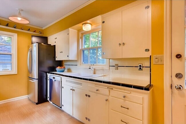 Building Photo - Beautiful Dream Home in the Southwest Hills! Call now to live amongst the trees!