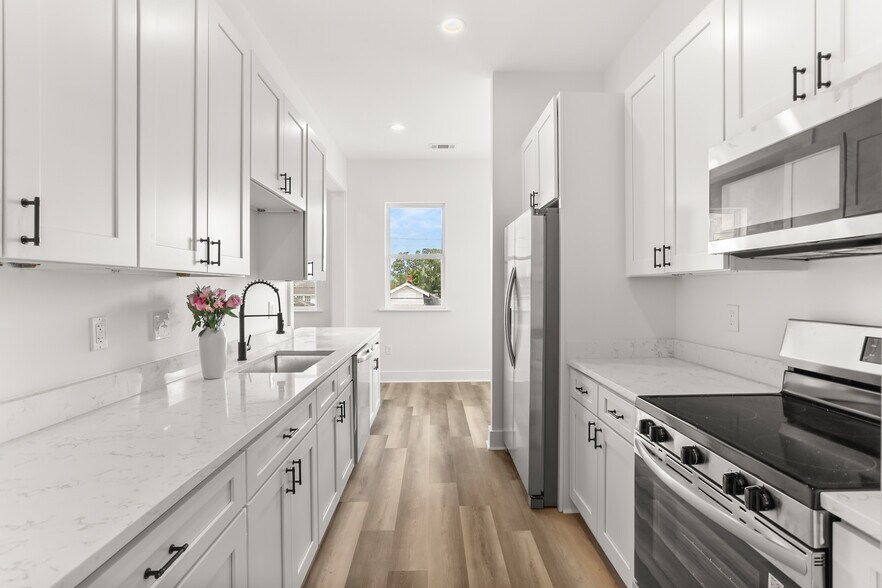 Building Photo - 2533 Amelia St