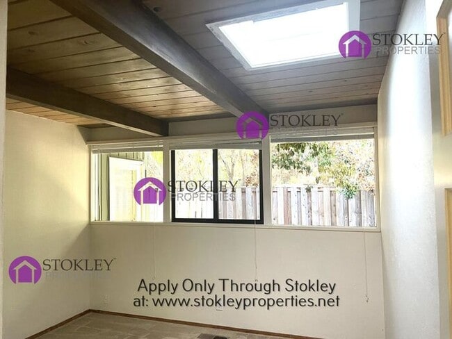 Building Photo - 137 Donna Maria Way