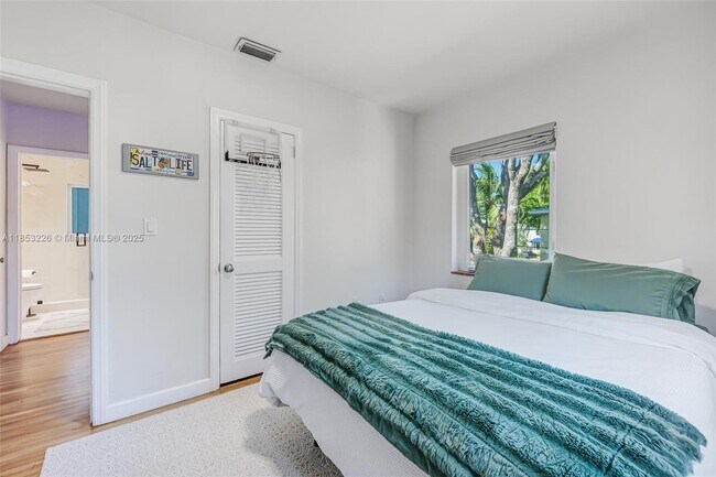 Building Photo - 7635 SW 56th Ave