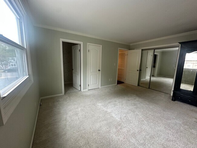 Building Photo - Beautiful 2-bedroom, 2-bath Condo just one block to the beach
