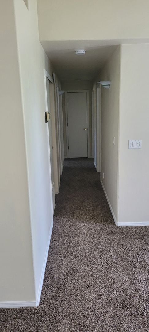 Building Photo - Cozy home on large lot w/fenced backyard