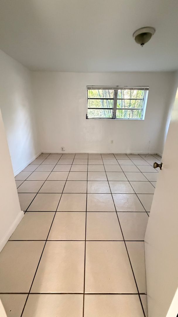 Building Photo - 2-bedroom for rent in N. Miami Beach