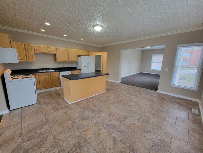 Building Photo - 3 bed, 2 bath. Close to ND