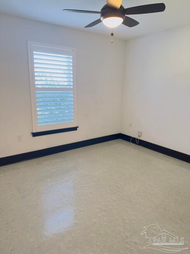 Building Photo - 6408 Sarasota St