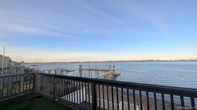 Building Photo - 150-95 Powells Cove Blvd