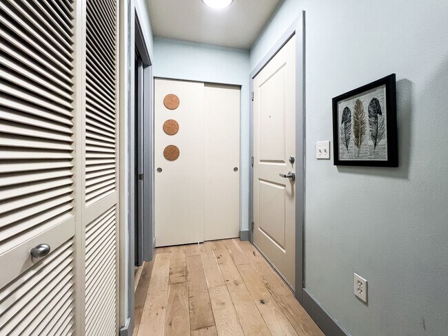 Building Photo - 1bd/1ba Seattle Condo
