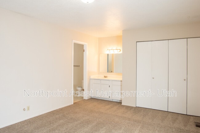 Building Photo - 3465 S Highland Dr