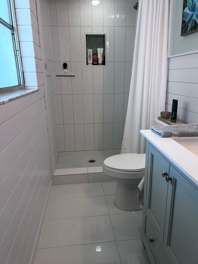 Building Photo - Beautiful Pool Home in East Venice