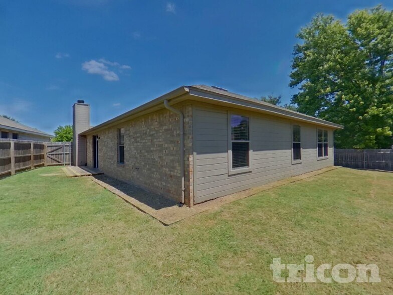 Building Photo - 825 Rambling Ct