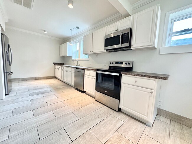 Building Photo - 3 Bed, 2 Bath Home w/ Fenced Backyard