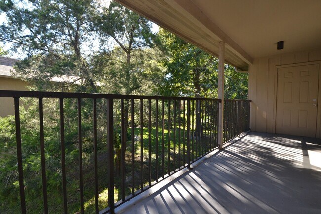 Building Photo - Lovely Winter Springs Condo ~ Vinyl Plank Flooring and Large Screened Patio!
