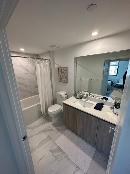 Building Photo - 670 W 77th St