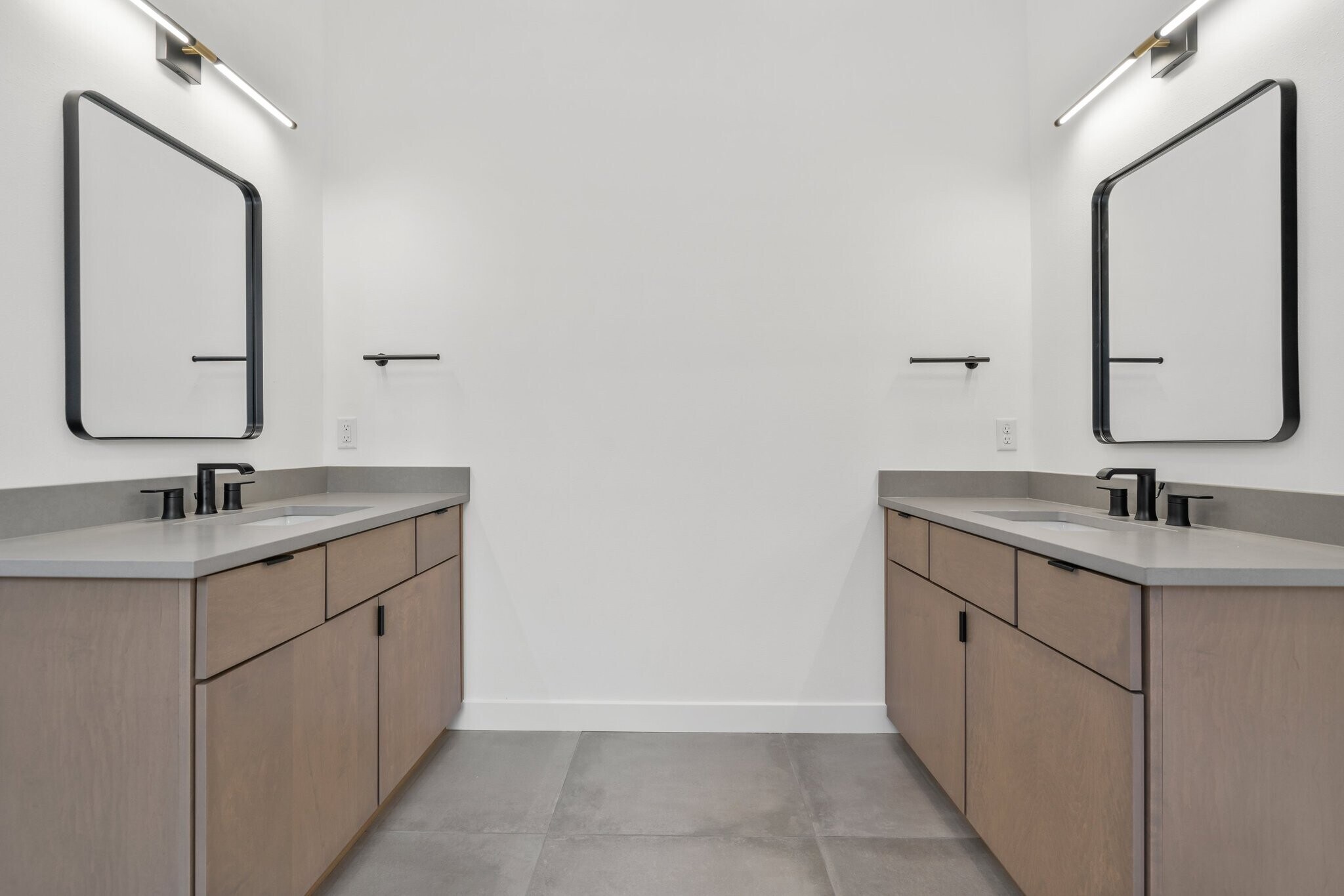 Building Photo - 308 Oak St