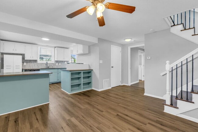 Building Photo - 4 bed, 2 bath, updated interior