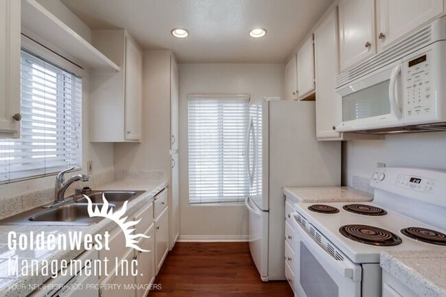 Building Photo - Charming 2Bdm 2Ba Upstairs Condo in a Prim...