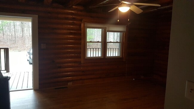 Building Photo - Duplex 2 bedroom 1 bath