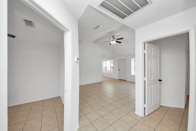 Building Photo - 9918 Peachridge Dr