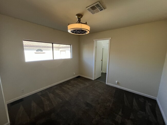 Building Photo - Recently renovated 2 bed 2 bath in Sacramento!