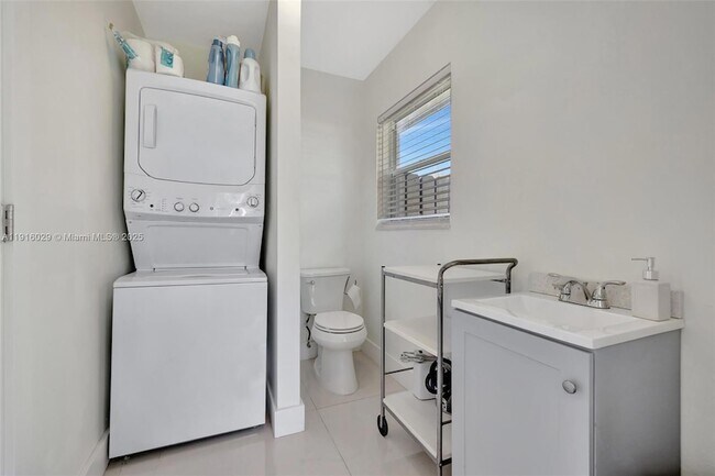 Building Photo - 1504 SW 6th Ave