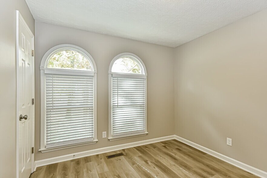 Building Photo - 111 Brookfield Ct