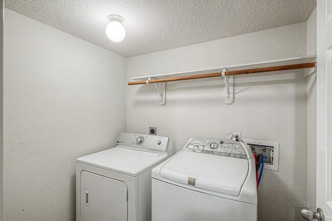 Building Photo - 2126 Highland Bay Ct