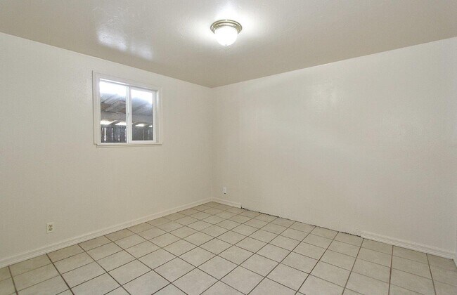 Building Photo - 816 S Wardwell Ave