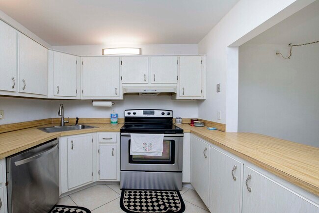 Building Photo - 3531 Pine Needle Dr