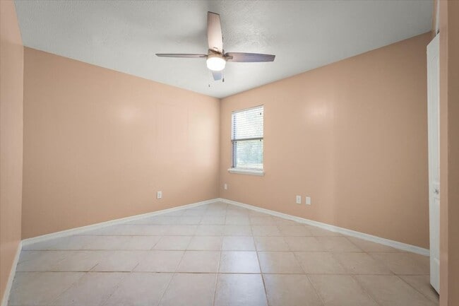 Building Photo - Beautiful 4BR Home with Fireplace, Screene...