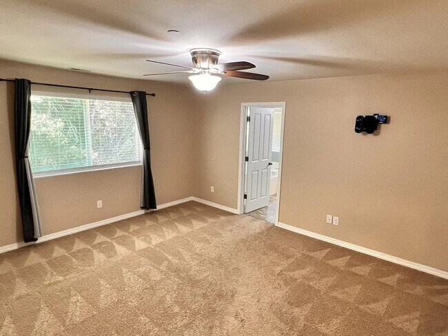 Building Photo - Beautiful Spacious 4bd 2bath Available Oct...