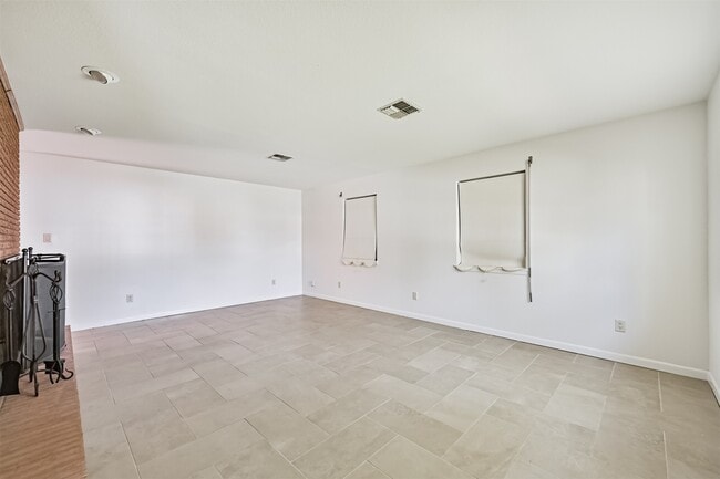 Building Photo - 2920 Heron Dr