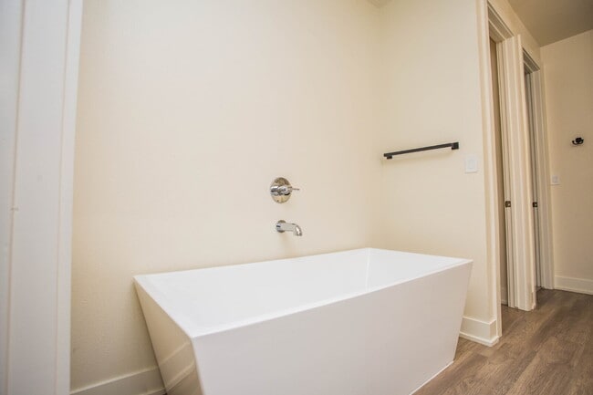 Building Photo - Luxury Living in the Estates at Vintage