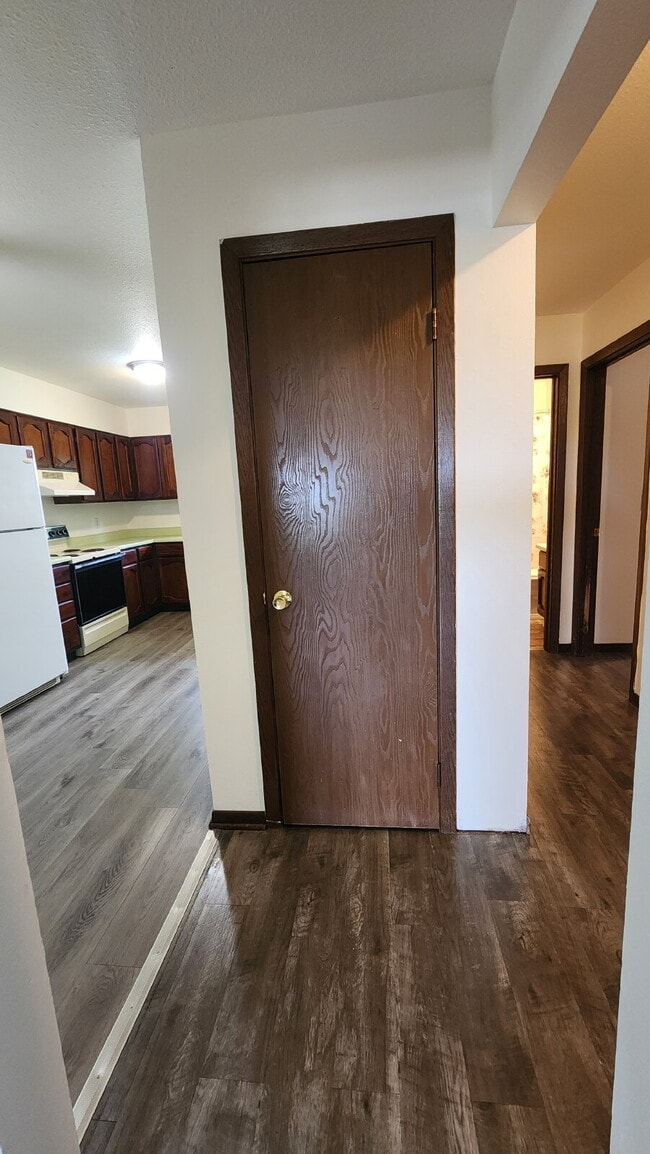 Building Photo - 3 Bedroom Duplex with Attached Garage & La...
