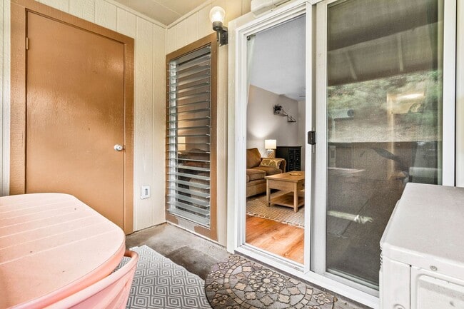 Building Photo - 2nd floor, 2 bedroom/1 bath/2 parking Town...