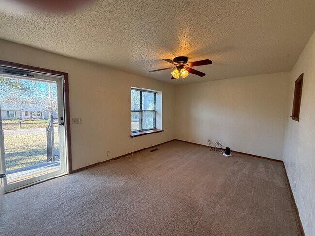 Building Photo - 1940 Ives Way Ln