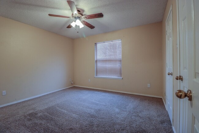 Building Photo - 3 bed 2 bath 2 car garage