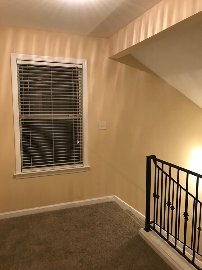 Building Photo - 1317 Island Pl E