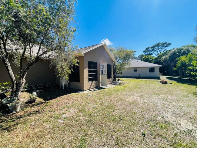 Building Photo - 757 Tulip Dr