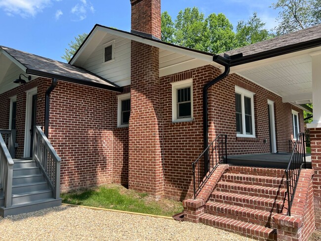Primary Photo - "Character Revived" Etowah Home and Guest ...