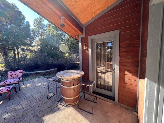 Building Photo - Move In Ready Gorgeous Home In The Country Club