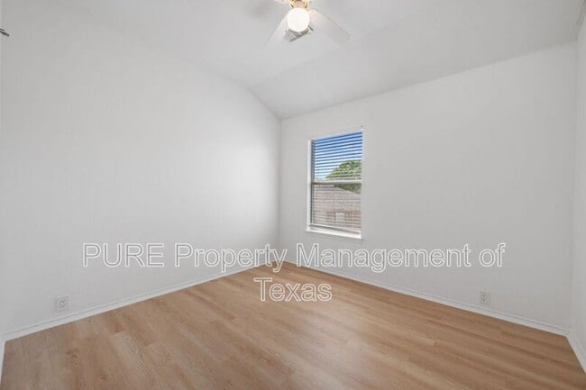 Building Photo - 906 Low Brim Cove