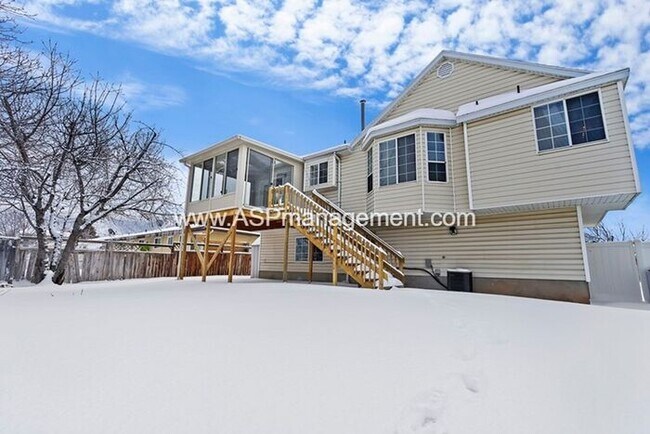 Building Photo - SANDY BEAUTIFUL 5 BED 3 BATH FAMILY HOME