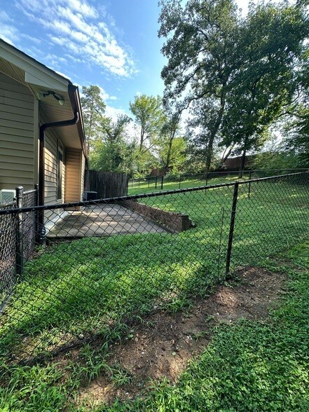 Building Photo - 909 Avon Pl