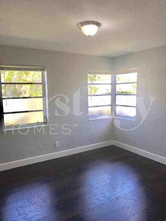 Building Photo - 1640 NE 32nd Pl