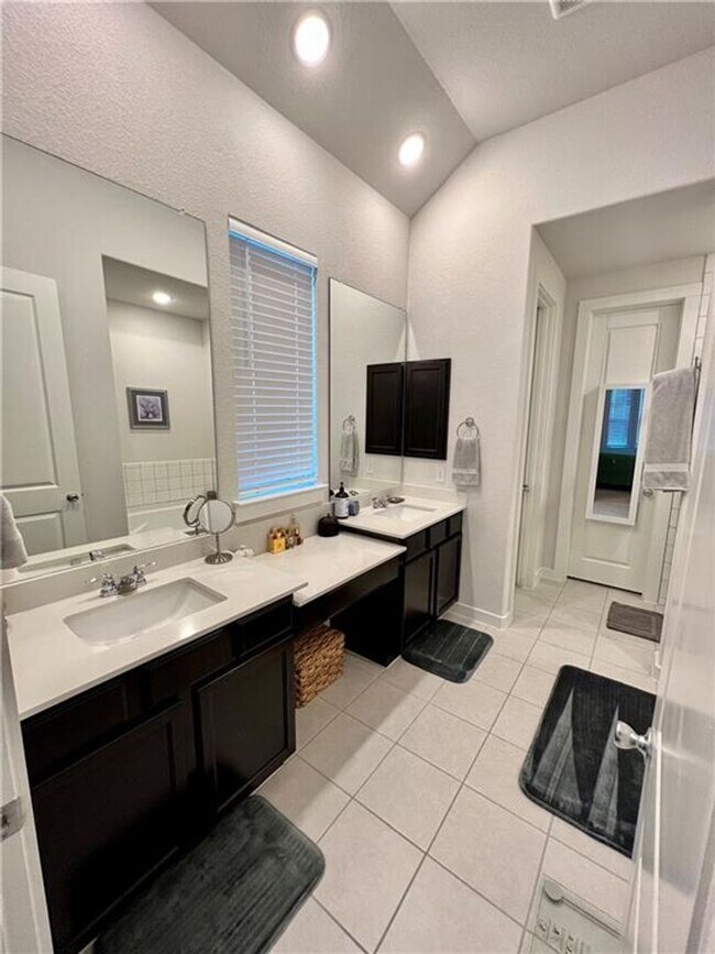 Building Photo - HONEY STOP THE CAR!!!!  Siena Subdivision/ 4 bedroom/Single Story/Round Rock / Hutto ISD