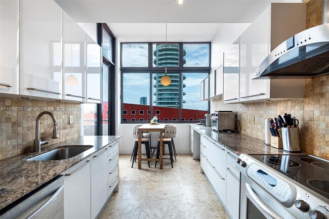 Building Photo - 1581 Brickell Ave