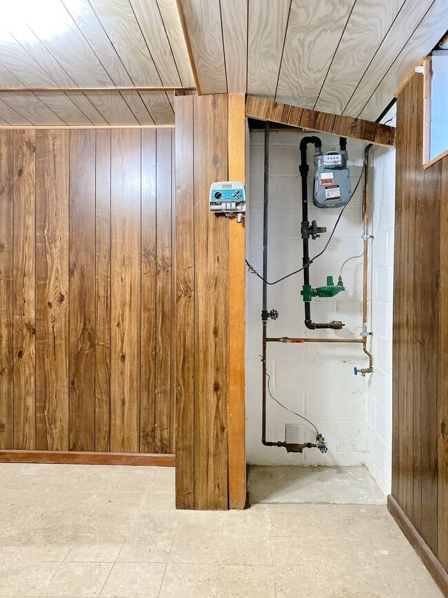 Building Photo - Beautiful 3 bed 1 bath house, over sized driveway, garage and fenced in back yard $1,595  [Move-i...