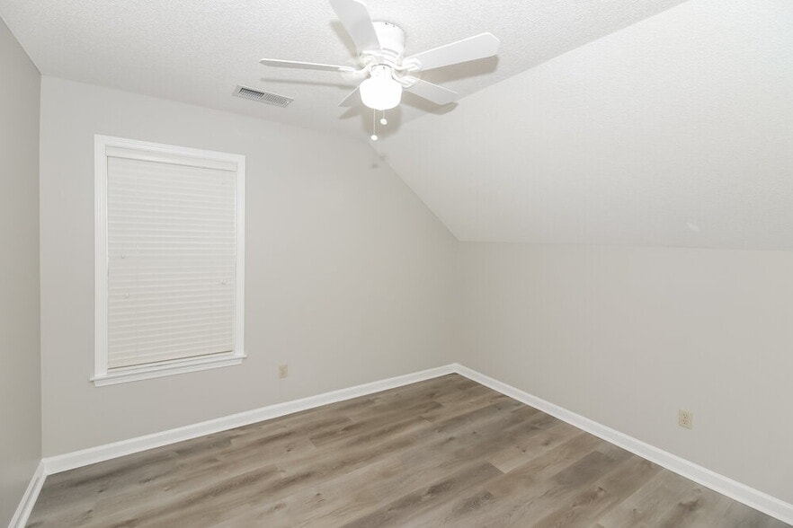 Building Photo - 4077 Course View Dr