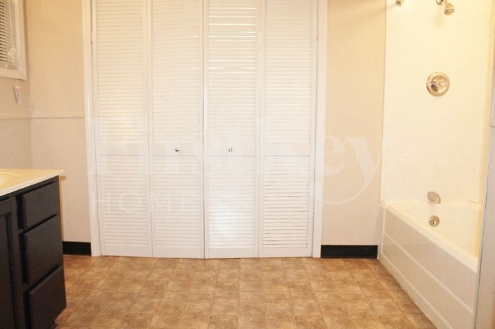 Building Photo - 304 E 4th St