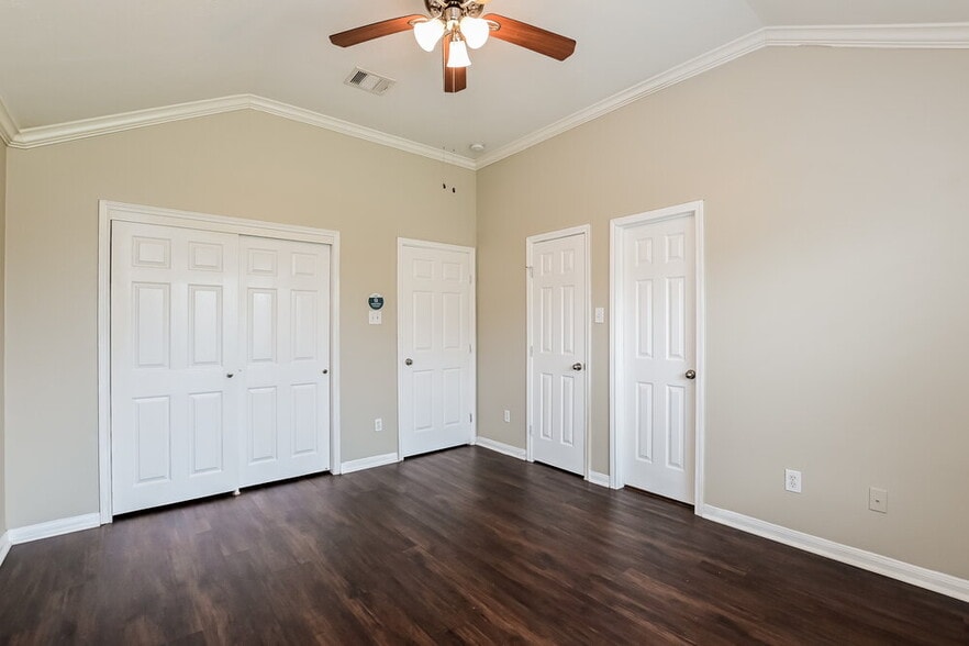 Building Photo - 4018 Falvel Shadow Creek Dr